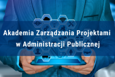 mężczyzna trzymający tablet, nad którym widoczne są sześciokąty z ikonkami. Na tym tle napis Akademia Zarządzania Projektami w Administracji Publicznej