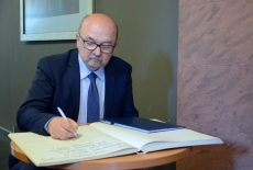 prof. Ryszard Legutko wpisuje się do księgi gości