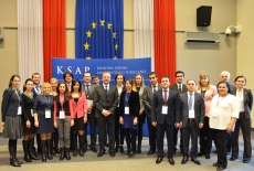 zdjęcie grupowe na tle flag Polski i UW