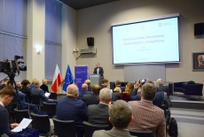 Uczestnicy konferencji w auli KSAP. Przy mównicy przemawia Dyrektor KSAP.