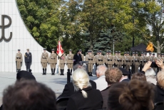 uczestnicy oficjalnych uroczystości pod pomnikiem Polskiego Państwa Podziemnego i Armii Krajowej