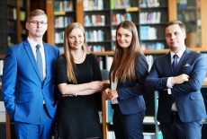 czterech słuchaczy w bibliotece