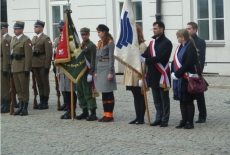 Poczty sznadarowe stoją w rzędzie.