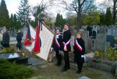 Poczet sztandarowy KSAP stoi przed grobem