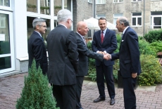 Jacek Czaputowicz i Radosław Sikorski witają gości