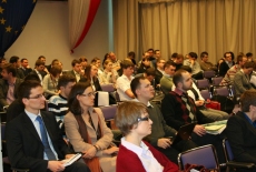 uczestnicy konferencji siedzą na auli