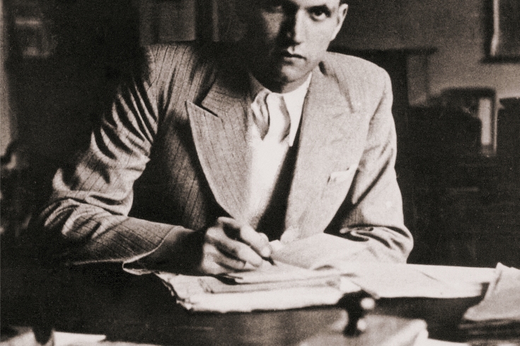 Fot. Jan Karski przy biurku, Warszawa, 1935 r. Zdjęcie z Muzeum Historii Polski w Warszawie, dzięki uprzejmości Archiwum Instytutu Hoovera w Kalifornii. Hoover Institution Archives, Register of the Jan Karski Papers, box 25 folder 2. Jan Karski przy biurku
