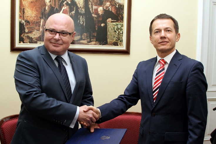 fot. Urząd Miasta Nowy Sącz Prezydent Ryszard Nowak wręcza nominację na II zastępcę Wojciecha Piecha.