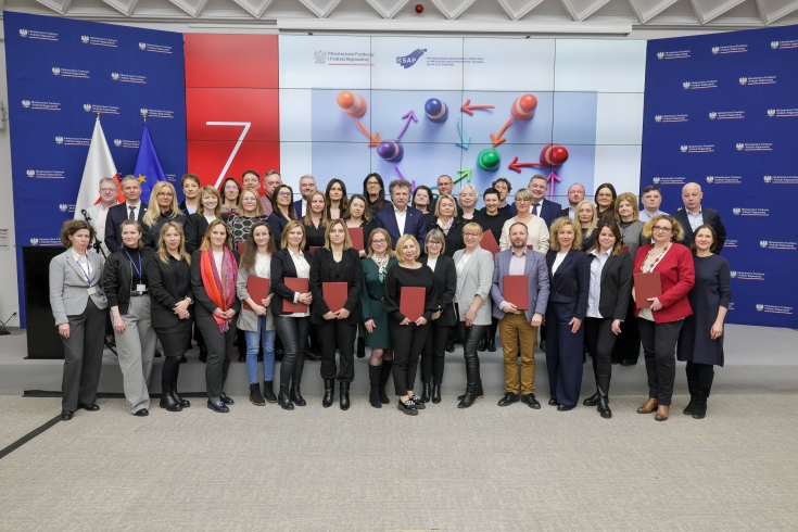 Fot. MFiPR uczestnicy programu stoją z dyplomami