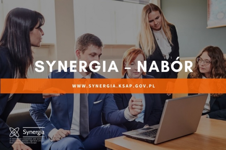 pięć osób siedzi na kanapach, patrzą w laptop stojący przed nimi na stole, dyskutują. Na te zdjęcia napis: SYNERGIA - NABÓR, www.synergia.ksap.gov.pl