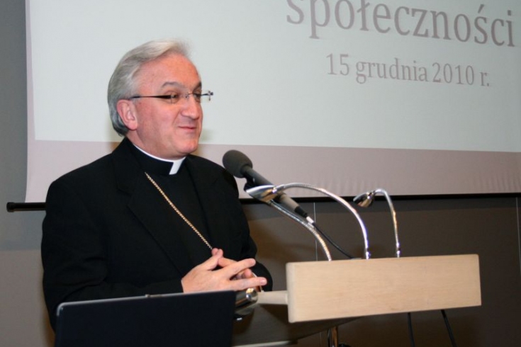 fot. Sebastain Szulfer/KSAP Ksiądz stoi przy mównicy i przemawia