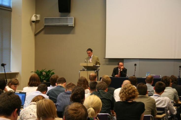 fot. Sebastian Szulfer/KSAP ambasador Królestwa Belgii Raoul Delcorde stoi przy mównicy i przemawia do słuchaczy