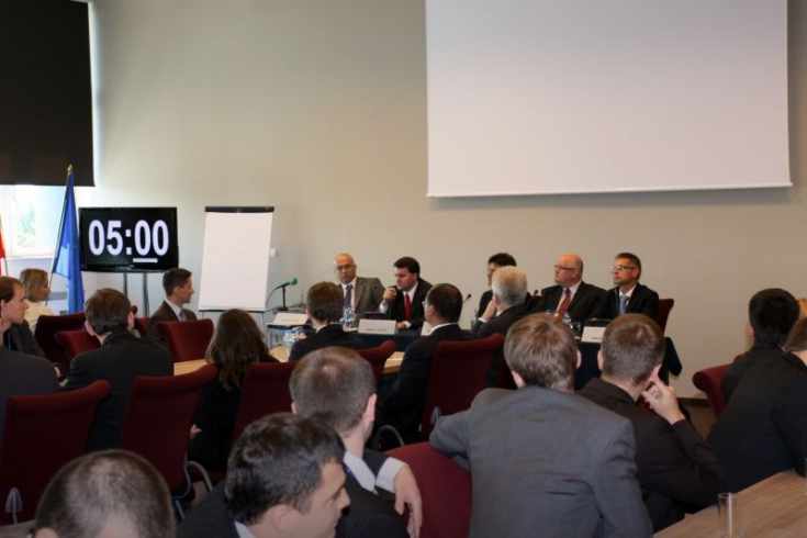 fot. Sebastian Szulfer/KSAP grupa ambasadorów– absolwentów Krajowej Szkoły Administracji Publicznej. przed nimi siedzą zgromadzeni goście